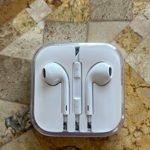 COPY - NWT Apple wired earbuds